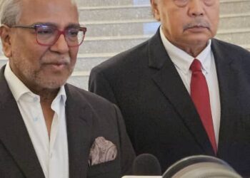 PEGUAM Muhammad Shafee Abdullah dan Mohamad Salleh Ismail selepas prosiding taksiran ganti rugi dalam kes saman terhadap Public Bank Berhad di Mahkamah Persekutuan, Putrajaya di sini, hari ini.