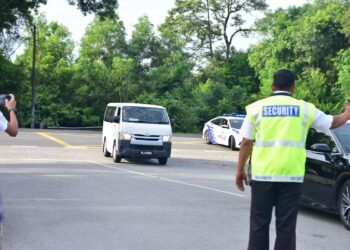 VAN yang membawa tertuduh tiba di Kompleks Mahkamah, Ayer Keroh, Melaka. - UTUSAN/ARIF HAMIZAN MISKON