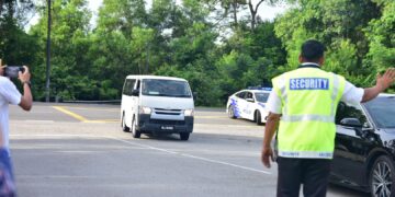 VAN yang membawa tertuduh tiba di Kompleks Mahkamah, Ayer Keroh, Melaka. - UTUSAN/ARIF HAMIZAN MISKON