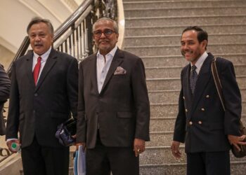 PEGUAM Muhammad Shafee Abdullah dan Mohamad Salleh Ismail selepas prosiding taksiran ganti rugi dalam kes saman terhadap Public Bank Berhad di Mahkamah Persekutuan, Putrajaya di sini, hari ini.