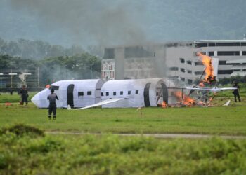 SEBAHAGIAN daripada aksi dalam simulasi khas membabitkan pesawat 'Harimau Kumbang Air' yang 'terhempas' sebelum terbakar di Lapangan Terbang Pulau Pinang (LTAPP), hari ini. - UTUSAN/IQBAL HAMDAN