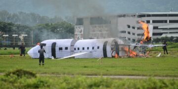 SEBAHAGIAN daripada aksi dalam simulasi khas membabitkan pesawat 'Harimau Kumbang Air' yang 'terhempas' sebelum terbakar di Lapangan Terbang Pulau Pinang (LTAPP), hari ini. - UTUSAN/IQBAL HAMDAN