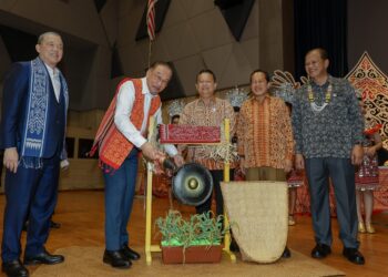 ANWAR Ibrahim (dua kiri) memukul gong ketika hadir pada Rumah Terbuka Gawai Dayak @ Kementerian Kerja Raya (KKR) 2025 di Dewan Tan Sri Mahfoz Khalid di sini hari ini. - UTUSAN/FARIZ RUSADIO