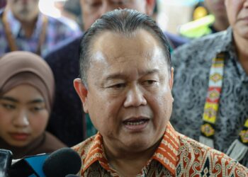 ALEXANDER Nanta Linggi bercakap pada sidang akhbar ketika Rumah Terbuka Gawai Dayak @ Kementerian Kerja Raya (KKR) 2025 di Dewan Tan Sri Mahfoz Khalid di sini, hari ini. - UTUSAN/FARIZ RUSADIO