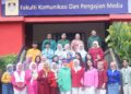PELAJAR Perhubungan Awam Fakulti Komunikasi dan Pengajian Media (FKPM), Universiti Teknologi MARA (UiTM) Shah Alam mendekati AI dalam kalangan komuniti Orang Asli.