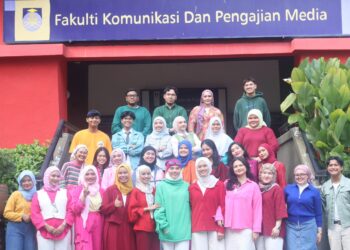 PELAJAR Perhubungan Awam Fakulti Komunikasi dan Pengajian Media (FKPM), Universiti Teknologi MARA (UiTM) Shah Alam mendekati AI dalam kalangan komuniti Orang Asli.