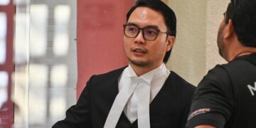 MOHD. Ruzaini Zulfikli mewakili anak guamnya, Afendi Muhammad Agus @ Muhamed Ali yang didakwa atas pertuduhan membunuh bapanya.