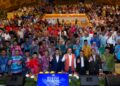 ANWAR Ibrahim bergambar kenangan bersama pesara guru selepas Sesi Bersama Pesara Guru 2025 di Putrajaya. - UTUSAN/FAISOL MUSTAFA