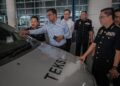 Ketua Setiausaha Kementerian Pengangkutan, Datuk Jana Santhiran Muniayan (dua, kiri) melihat kereta yang disita sempena Op Khas Ulat KLIA di KLIA. - UTUSAN/FAIZ ALIF ZUBIR