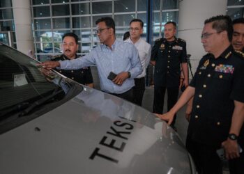 Ketua Setiausaha Kementerian Pengangkutan, Datuk Jana Santhiran Muniayan (dua, kiri) melihat kereta yang disita sempena Op Khas Ulat KLIA di KLIA. - UTUSAN/FAIZ ALIF ZUBIR