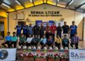DANIEL Gooi Ze Sen (belakang, tengah) bersama wakil daripada 10 buah sekolah yang terpilih sebagai sekolah angkat untuk projek perintis pembangunan bola sepak hasil kerjasama antara SA Deco Mutiara dengan Penang FC di SK Sungai Dua, Butterworth, Pulau Pinang.-UTUSAN/SITI NUR MAS ERAH AMRAN
