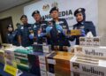 ZULKIFLI Muhammad (dua kanan) menunjukkan rokok putih yang dirampas pada sidang akhbar JKDM di Kompleks Kastam Kargo, KLIA. - UTUSAN/FAISOL MUSTAFA