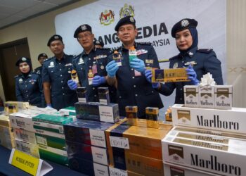 ZULKIFLI Muhammad (dua kanan) menunjukkan rokok putih yang dirampas pada sidang akhbar JKDM di Kompleks Kastam Kargo, KLIA. - UTUSAN/FAISOL MUSTAFA