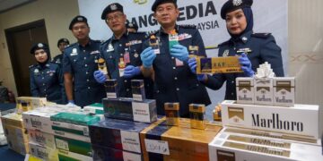 ZULKIFLI Muhammad (dua kanan) menunjukkan rokok putih yang dirampas pada sidang akhbar JKDM di Kompleks Kastam Kargo, KLIA. - UTUSAN/FAISOL MUSTAFA