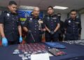 NORHIZAM Bahaman (tengah) menunjukkan rampasan disyaki dadah pada sidang akhbar di IPD Sepang. - UTUSAN/FAISOL MUSTAFA