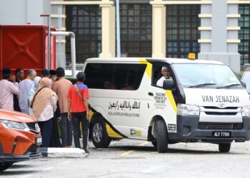 AHLI keluarga menuntut jenazah Salmiah Nyak Matt di Jabatan Forensik Hospital Raja Permaisuri Bainun Ipoh hari ini. - UTUSAN/MUHAMAD NAZREEN SYAH MUSTHAFA