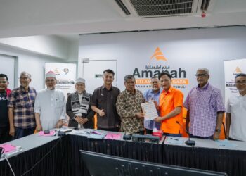 RAHMAD menyerahkan borang keahliannya menyertai Amanah kepada Mohamad selepas mesyuarat Jawatankuasa Pimpinan Nasional yang berlangsung di Wisma Amanah, Kuala Lumpur.