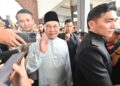 Perdana Menteri, Datuk Seri Anwar Ibrahim selepas menunaikan solat jumaat di Masjid Sri Aman Puchong hari ini. UTUSAN/SYAKIR RAD