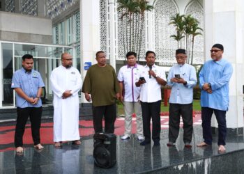 MOHD. Zai Mustafa (tengah) ketika sidang akhbar berhubung isu SIS Forum Malaysia di luar pekarangan Masjid Sultan Salahuddin Abdul Aziz Shah, di Shah Alam, Selangor, hari ini. - UTUSAN / AFIQ RAZALI