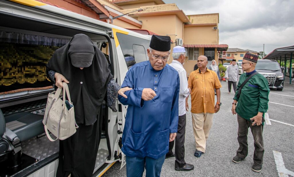 PM ucap takziah kepada Hamzah Zainudin PM ucap takziah kepada Hamzah Zainudin