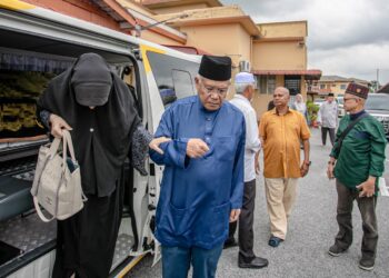 Ketua Pembangkang, Datuk Seri Hamzah Zainudin menghadiri pengebumian ibu mertuanya.