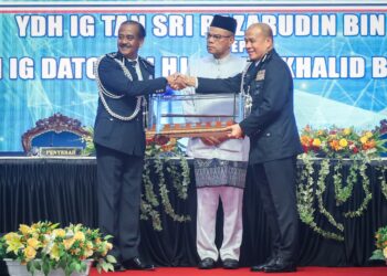 SAIFUDDIN Nasution Ismail (tengah) menyaksikan Ketua Polis Negara, Tan Sri Razarudin Husain menyerahkan tongkat kuasa kepada Datuk Seri Mohd. Khalid Ismail sebagai simbolik pada Majlis Serah Terima Tugas Ketua Polis Negara di Pusat Latihan Polis (PULAPOL) KL di sini, hari ini. Gambar; MUHAMAD IQBAL ROSLI