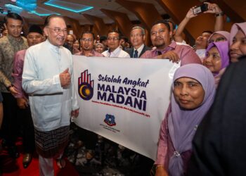 ANWAR Ibrahim beramah mesra dengan para guru selepas Majlis Peluncuran Sekolah Angkat Malaysia Madani di Putrajaya. -UTUSAN/FAISOL MUSTAFA