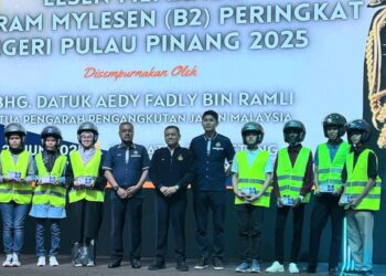 AEDY Fadly Ramli (lima dari kiri) pada Majlis Penyerahan Lesen Memandu Program MyLesen B2 Peringkat Pulau Pinang yang berlangsung di Pusat Konvensyen PICCA di Butterworth, Pulau Pinang petang tadi.