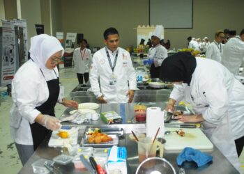 Seorang juri sedang meninjau masakan dua peserta masakan moden berasaskan ayam pada Cabaran Masakan Melaka 2025 di Freeport A’Famosa Outlet, Alor Gajah, Melaka. UTUSAN/AMRAN MULUP