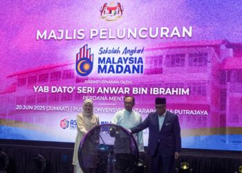 ANWAR Ibrahim ketika gimik peluncuran Sekolah Angkat Malaysia Madani di Putrajaya. - UTUSAN/FAISOL MUSTAFA