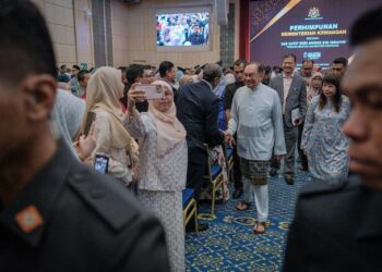ANWAR  Ibrahim ketika menghadiri perhimpunan bulanan bersama Warga Kementerian Kewangan di Putrajaya. - UTUSAN/FAIZ ALIF ZUBIR
