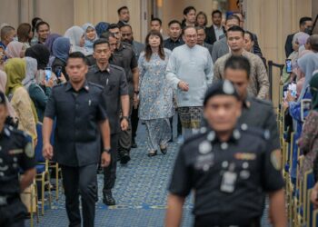 ANWAR  Ibrahim ketika menghadiri perhimpunan bulanan bersama Warga Kementerian Kewangan di Putrajaya. - UTUSAN/FAIZ ALIF ZUBIR
