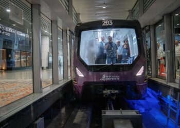 ANTHONY Loke ketika meninjau Perkhidmatan Aerotrain)bersama pengamal media di KLIA)Terminal, 1. - UTUSAN/FAIZ ALIF ZUBIR