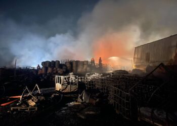 ANGGOTA bomba meneruskan usaha pemadaman kebakaran melibatkan lima buah premis kilang di Kawasan Perindustrian Kota Puteri berhampiran Taman Megah Ria, Johor Bahru lewat malam semalam.