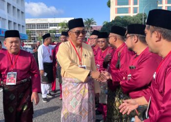 MOHAMED KHAKED NORDIN disambut oleh Ahli Jawatankuasa UMNO Bahagian Batu Pahat ketika hadir merasmikan Persidangan UMNO Bahagian Batu Pahat di Dewan Jubli Intan Sultan Ibrahim di Batu Pahat hari ini.