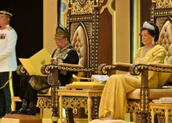 SULTAN Sallehuddin Sultan Badlishah bersama Sultanah Maliha Tengku Ariff pada Majlis Istiadat Menyembah Tahniah dan Penganugerahan Darjah serta Bintang Kebesaran sempena Sambutan Ulang Tahun Hari Keputeraan baginda yang ke-83 di Istana Anak Bukit, Alor Setar.