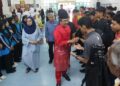JOHARI Abdul Ghani bersalaman dengan para pelajar yang menyertai majlis Dialog@KPK Bersama YB Menteri Kementerian Perladangan Dan Komoditi di Kuala Kangsar, Perak. - UTUSAN/FADZIL ZAINOL