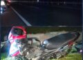 Keadaan motosikal mangsa yang remuk setelah merempuh belakang Honda CR-V.