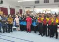 JOHARI Abdul Ghani bergambar bersama para pelajar yang menyertai majlis Dialog@KPK Bersama YB Menteri Kementerian Perladangan Dan Komoditi di Kuala Kangsar, Perak. - UTUSAN/FADZIL ZAINOL