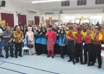 JOHARI Abdul Ghani bergambar bersama para pelajar yang menyertai majlis Dialog@KPK Bersama YB Menteri Kementerian Perladangan Dan Komoditi di Kuala Kangsar, Perak. - UTUSAN/FADZIL ZAINOL