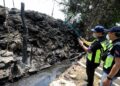ANGGOTA penguatkuasa JAS mengukur kualiti udara berhampiran parit yang tercemar dengan aliran minyak hitam berikutan kebakaran di Taman Megah Ria, Masai, Johor Bahru. - UTUSAN/RAJA JAAFAR ALI