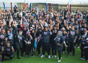 MANNDZRI Nasib (tengah) bersama pengurusan tertinggi RISDA, kakitangan dan ahli keluarga melakukan senam robik pada Program Jalan Untuk Sihat (JUS) di Taman Botani, Putrajaya.