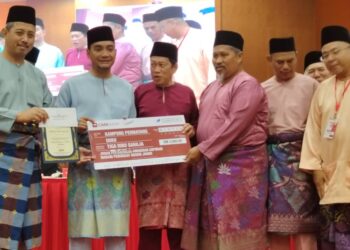 ONN Hafiz Ghazi menyampaikan cendermata kepada Kampung Permatang Duku sebagai johan Anugerah Aspirasi Madani di Dewan Jubli Sultan Ibrahim di Pontian, petang ini.