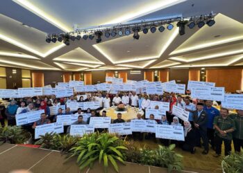 STEVEN Sim Chee Keong (tengah) pada Majlis Penyerahan Bantuan Program Hal Ehwal Kesatuan Sekerja (PHEKS) 2025 Zon Utara di Pulau Pinang, hari ini.