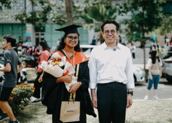 STEVEN Sim bergambar bersama Saundarya ketika dijemput menghadiri majlis konvokesyen pelajar perubatan itu, baru-baru ini.-FACEBOOK/STEVEN SIM CHEE KEONG