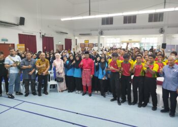 JOHARI Abdul Ghani (bersongkok) bersama para pelajar yang menyertai Majlis Dialog@KPK Bersama Menteri Perladangan dan Komoditi di Kuala Kangsar, Perak, semalam. – UTUSAN/FADZIL ZAINOL