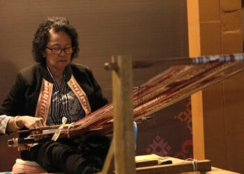 DEMONSTRASI Kraf pembuatan kraf Tenunan Pua oleh Puan
Bangie anak Embol, Tokoh Kraf Negara di Pameran Karya Agung di
Borneo Cultures Museums, Kuching, Sarawak.