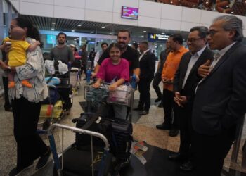 Duta Besar Malaysia ke Iran, Khairi Omar (kanan), menyambut ketibaan 17 rakyat Malaysia termasuk enam tanggungan warga Iran dan seorang warga Singapura di KLIA, malam ini. - UTUSAN/FAISOL MUSTAFA