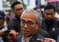 Duta Besar Malaysia ke Iran, Khairi Omar bercakap kepada pemberita selepas tiba ke tanah air dari Iran susulan ketegangan memuncak di Iran di Lapangan Terbang Antarabangsa Kuala Lumpur (KLIA) Terminal 1, Sepang.

GAMBAR : FAISOL MUSTAFA