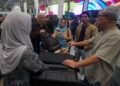 Pasangan suami isteri dari Iran, Dr Ali R Ebadi, 75 (dua kiri) dan Dr Suriaya Mohd Ali, 72 (tiga kanan) disambut ahli keluarganya sebaik tiba di tanah air dari Iran susulan ketegangan memuncak di Lapangan Terbang Antarabangsa Kuala Lumpur (KLIA) Terminal 1, Sepang di sini, hari ini.

GAMBAR : FAISOL MUSTAFA